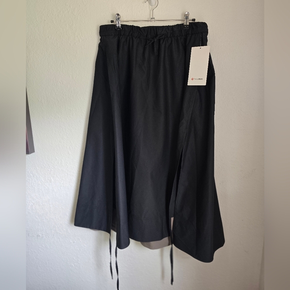 lululemon athletica Dresses & Skirts - NWT Lululemon High-Low Side Slit SHR Skirt BLK Size L